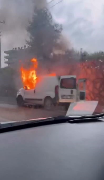 Antalya’da kuruyemiş yüklü araç alev alev yanarak küle döndü