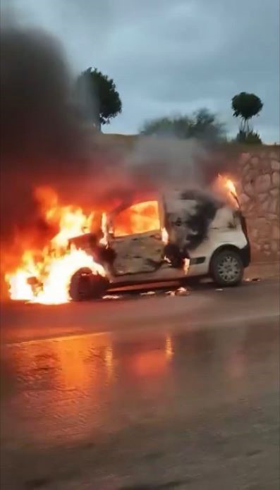 Antalya’da kuruyemiş yüklü araç alev alev yanarak küle döndü
