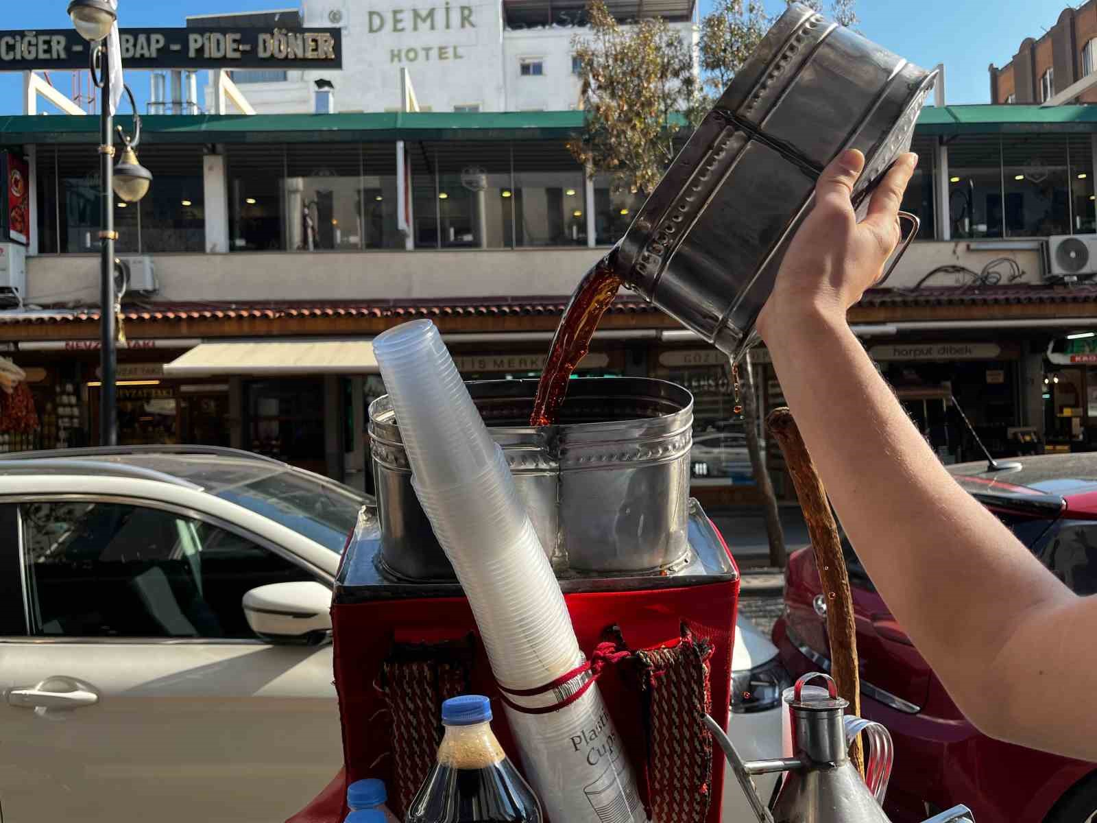 Yaz aylarında günde 20 bin bardak satılan "meyan şerbeti" kış aylarında ilgi görmüyor