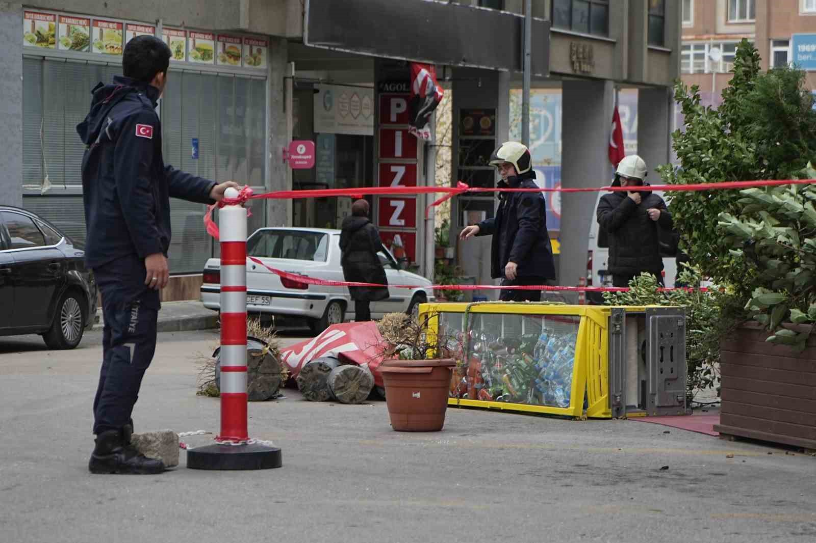 Bursa’da fırtınada vatandaşlar uçmamak için direk ve ağaçlara tutundu
