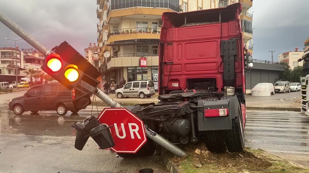 Serik’te tırlar çarpıştı: 1 yaralı