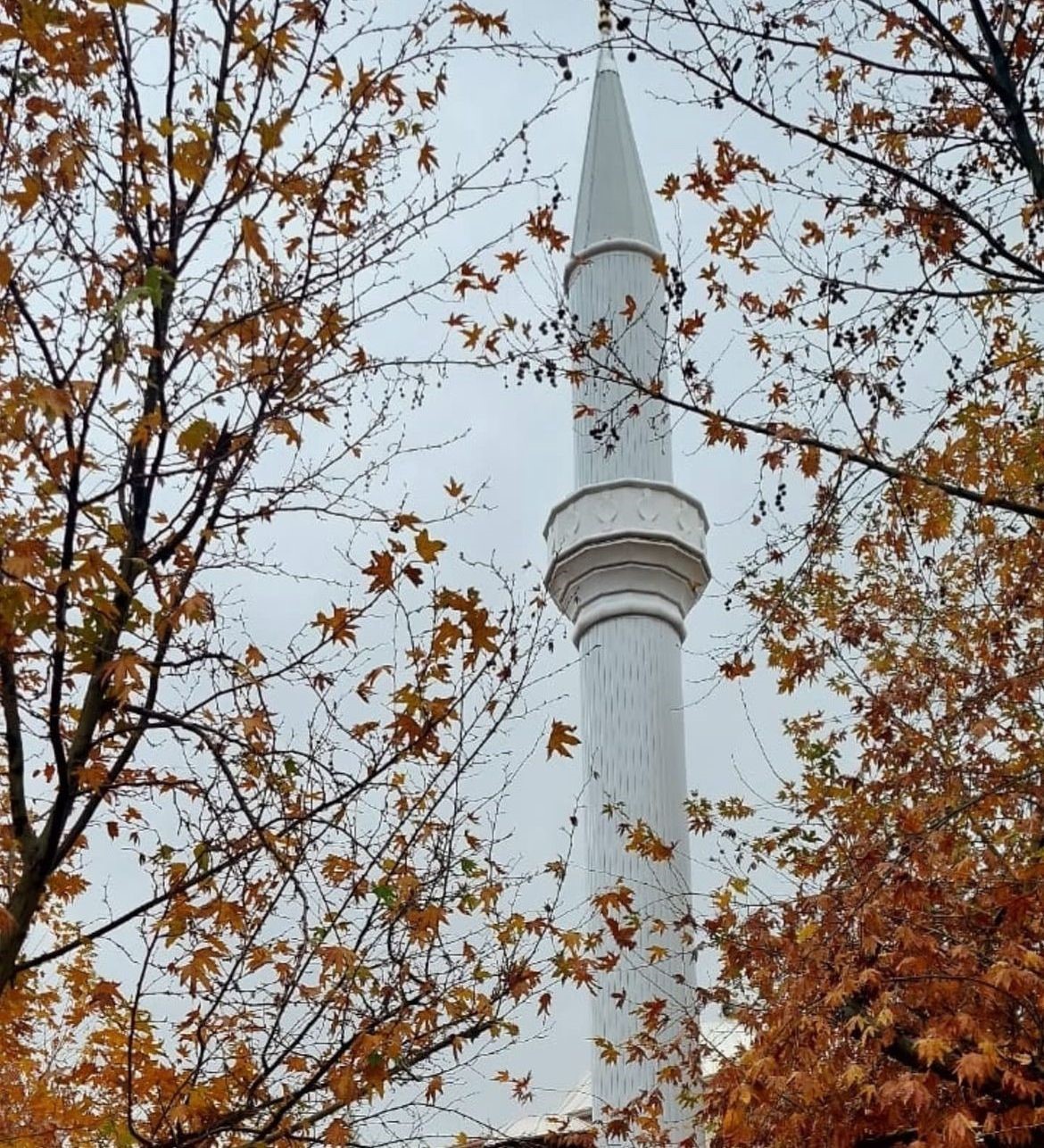 Depremde yıkılan cami minareleri yeniden inşa edildi