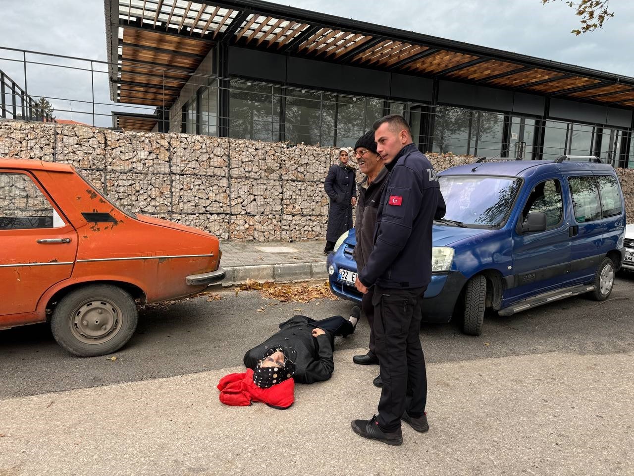 Isparta’da ayağı takılıp düşen yaşlı kadın yerde acı içerisinde kaldı