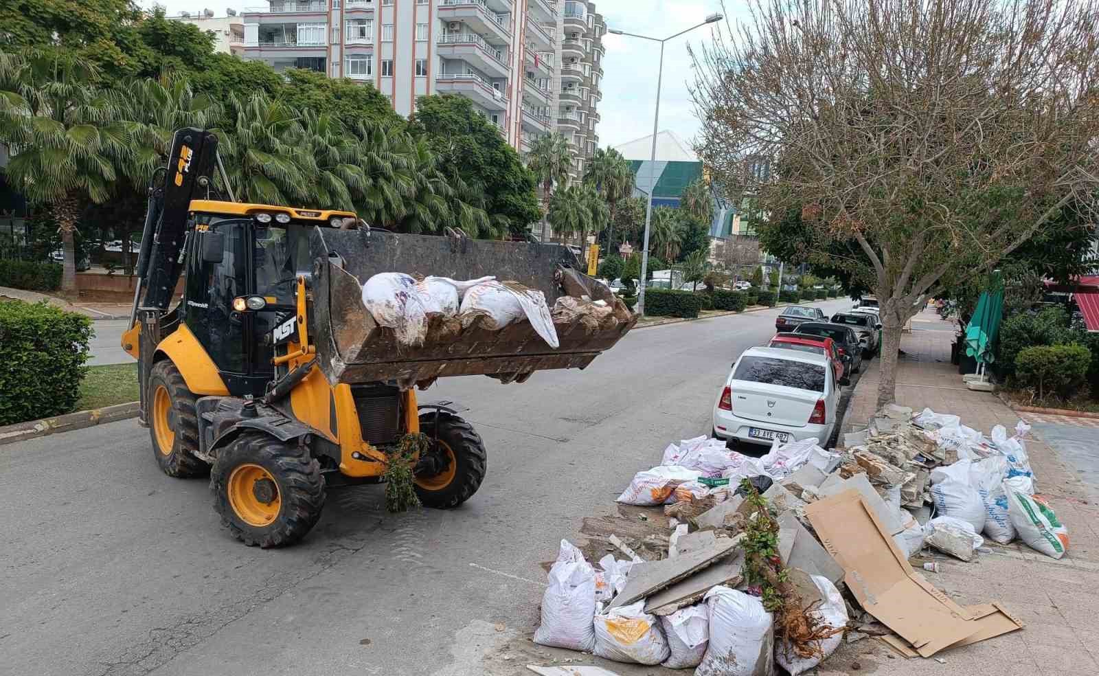 Yenişehir Belediyesi budama ve moloz atıklarını periyodik olarak topluyor
