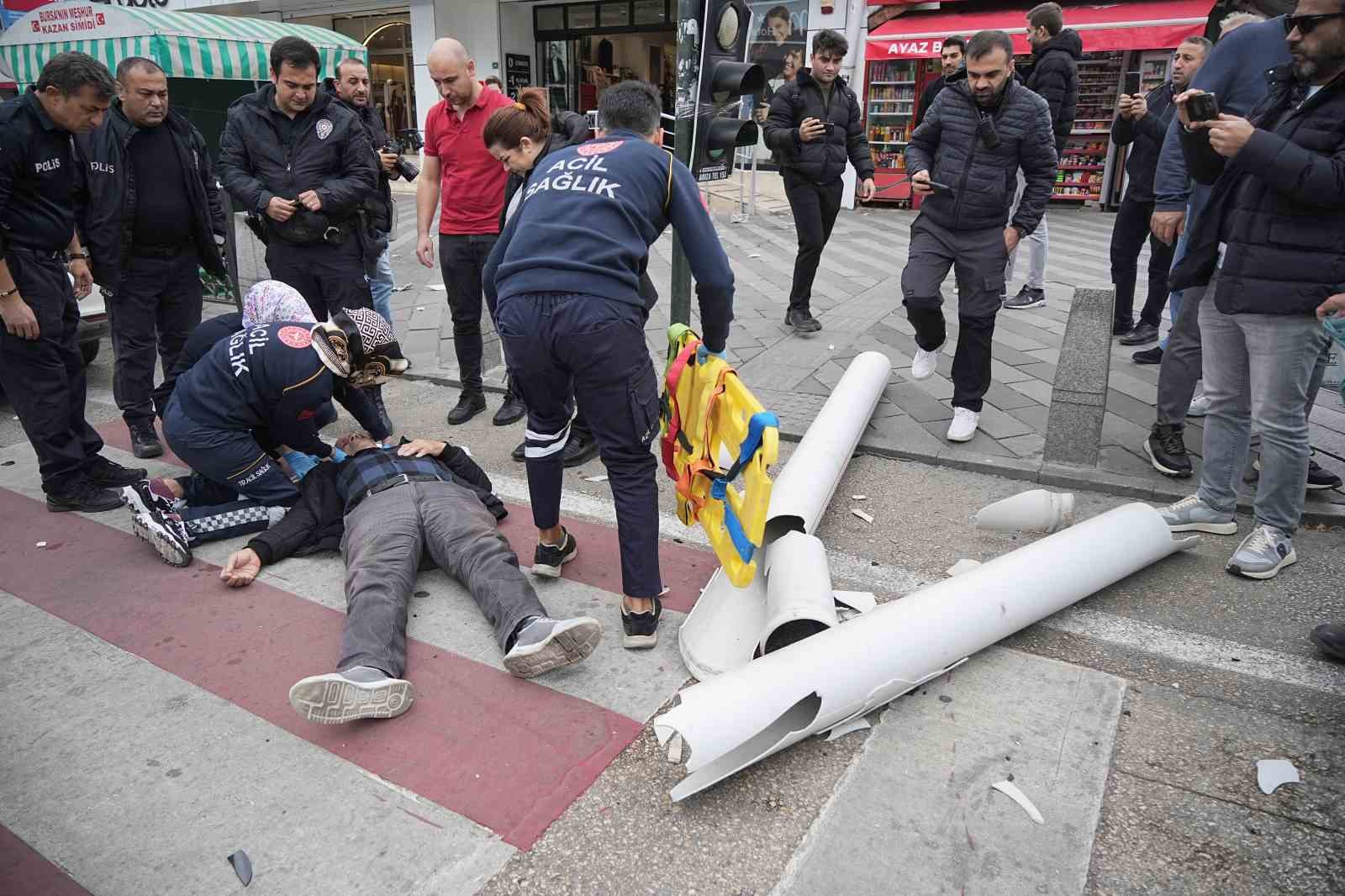 Lodosta çatıdan kopan boru adamın kafasına düştü