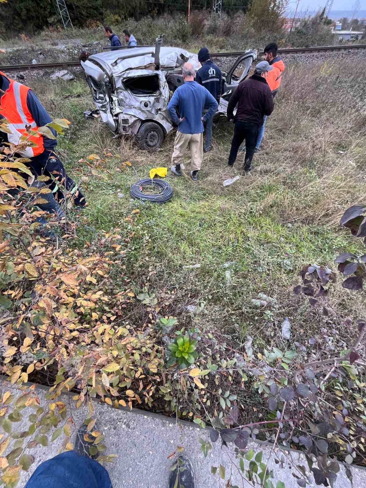 Kapalı bariyerden geçmek isteyen otomobile tren çarptı; 1’i ağır 2 yaralı
