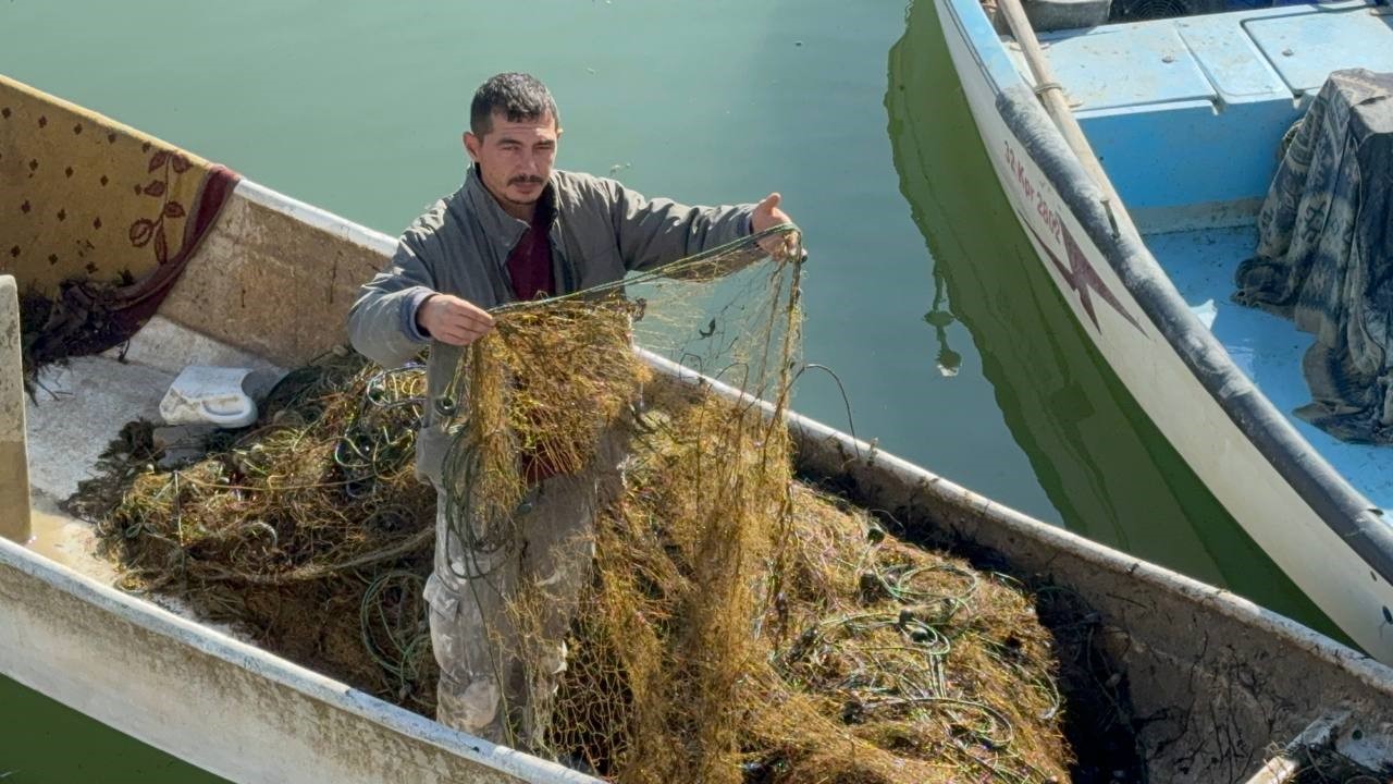 Eğirdir Gölü’nde sular çekildi, balıkçılar isyan etti: “Balık yerine yosun çekiyoruz"