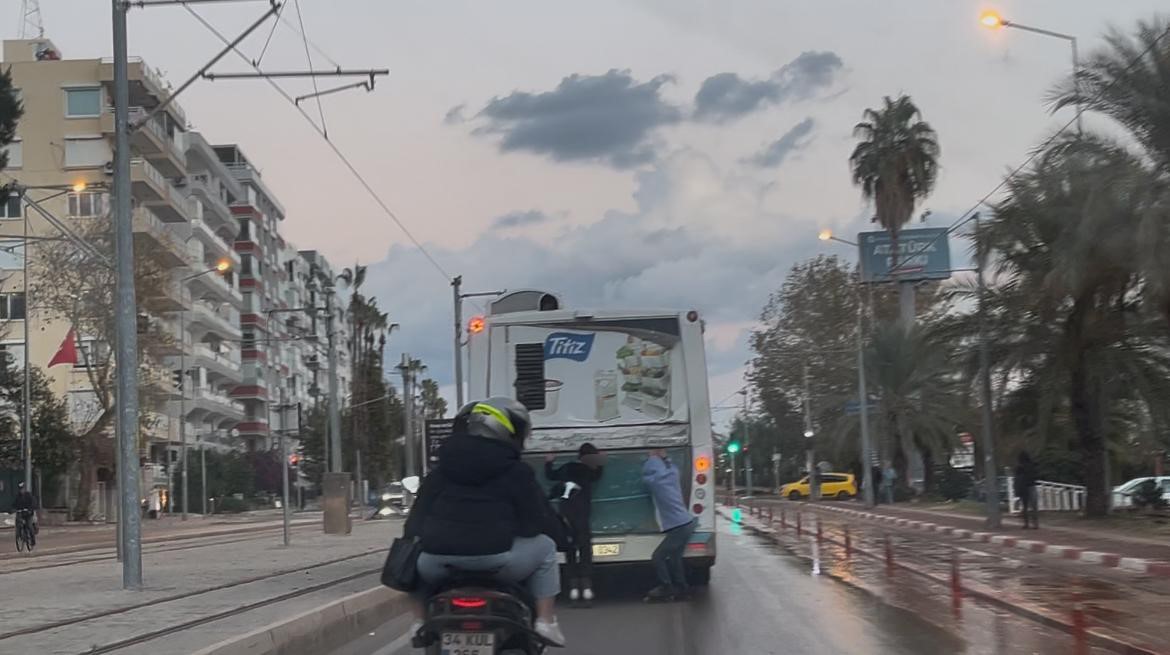 Halk otobüsü arkasına takılan patenli çocukların tehlikeli yolculuğu
