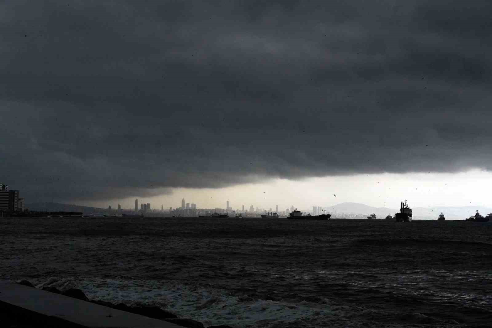 İstanbul’a kara bulutlar ile yağmurun gelişi görüntülendi