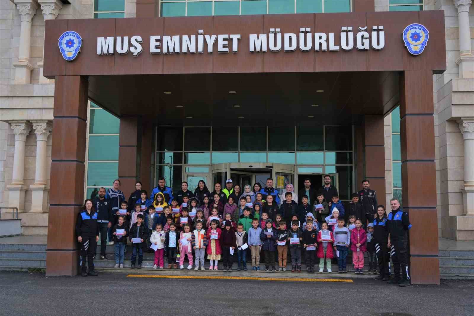 Muş polisi, çocuklara sinema keyfi yaşattı