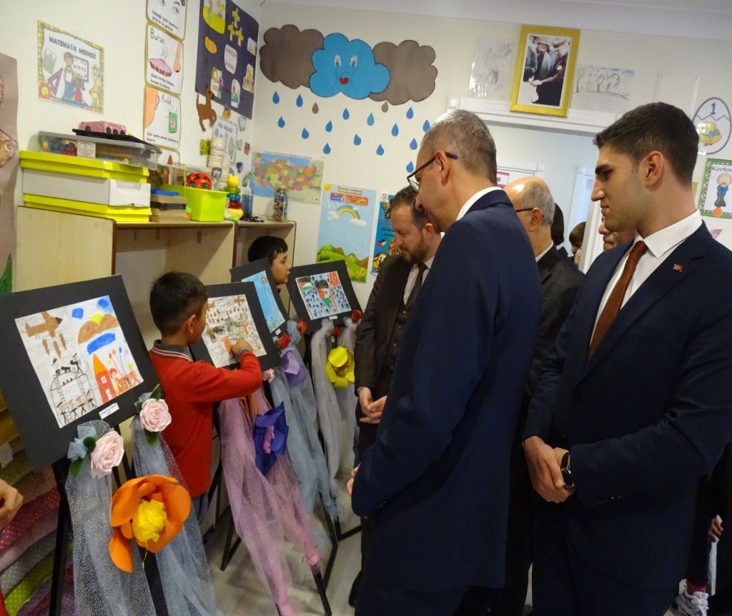 Havran Temaşalık İlkokulunda &quot;Çocuk Gözüyle Filistin&quot; resim sergisi açıldı