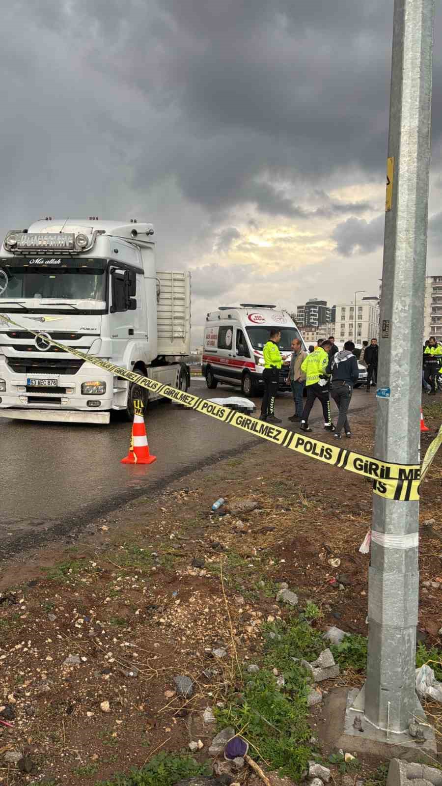 Şanlıurfa’da tırın altında kalan motosiklet sürücüsü hayatını kaybetti
