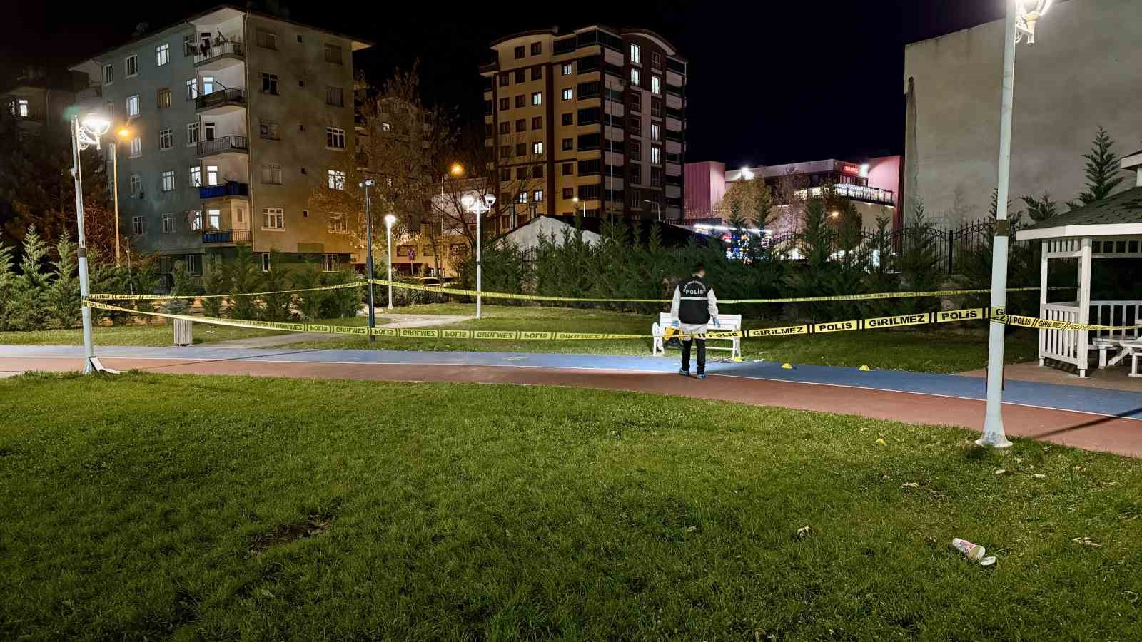 Tokat’ta millet bahçesinde “yan baktın” meselesi yüzünden çıkan bıçaklı kavgada 3 kişi yaralandı.