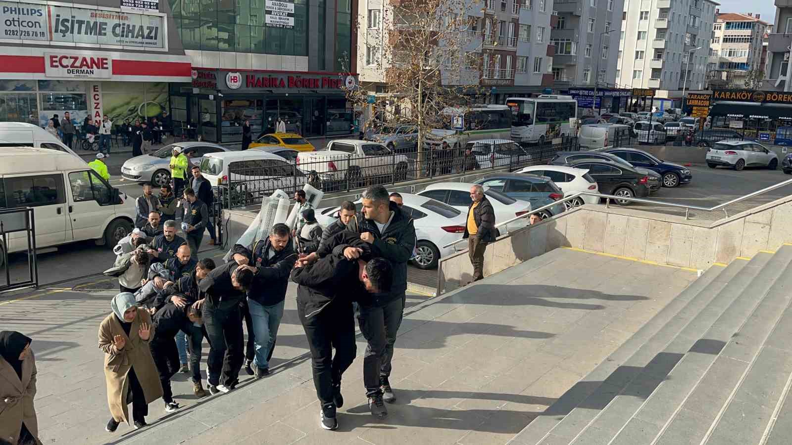 Polis kılığına giren &ccedil;ete 25 milyon lira dolandırıcılık yaptı
