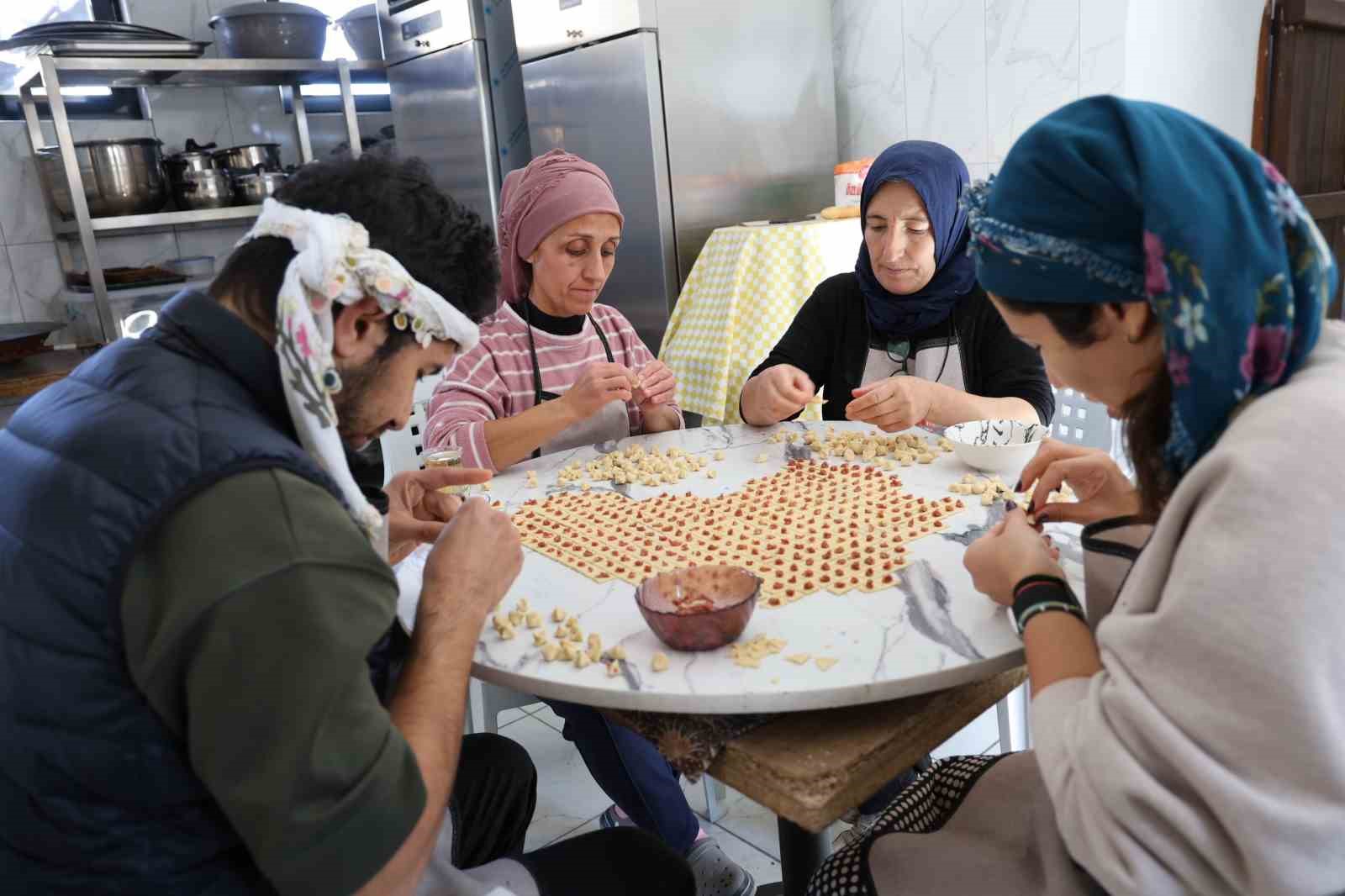 Turistler Kapadokya&rsquo;da mantı doldurdu, tandırda ekmek pişirdi

