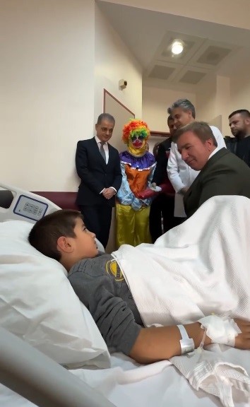 Hastanede tedavi g&ouml;ren &ccedil;ocuklara Validen s&uuml;rpriz
