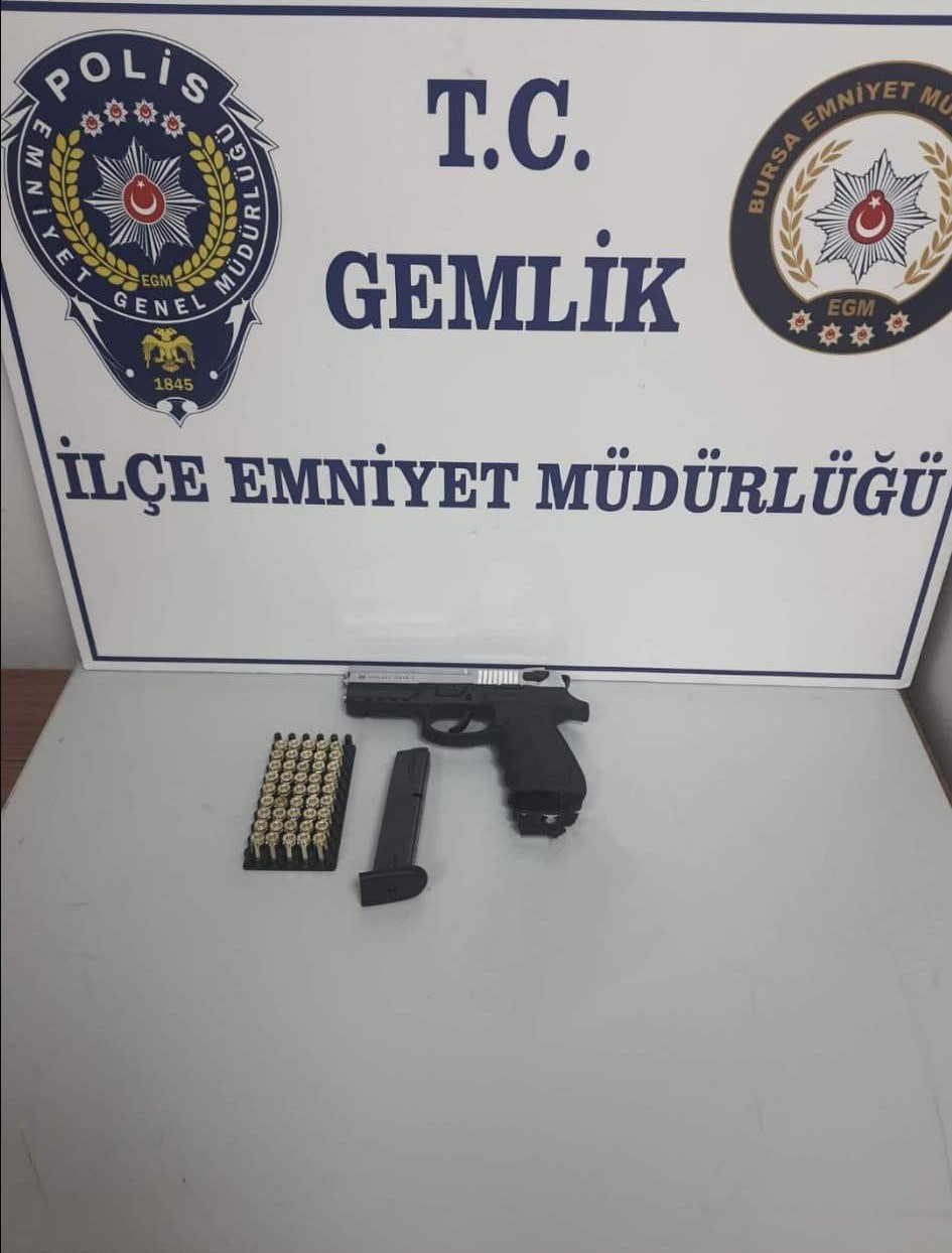 Gemlik’te huzur operasyonu : 15 kişi yakalandı, çok sayıda silah ele geçirildi
