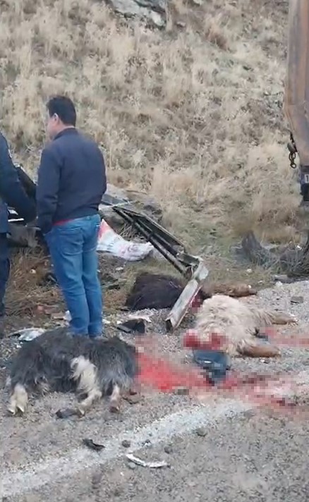 Hakkari&rsquo;de tır kamyonetle &ccedil;arpıştı: 2 yaralı
