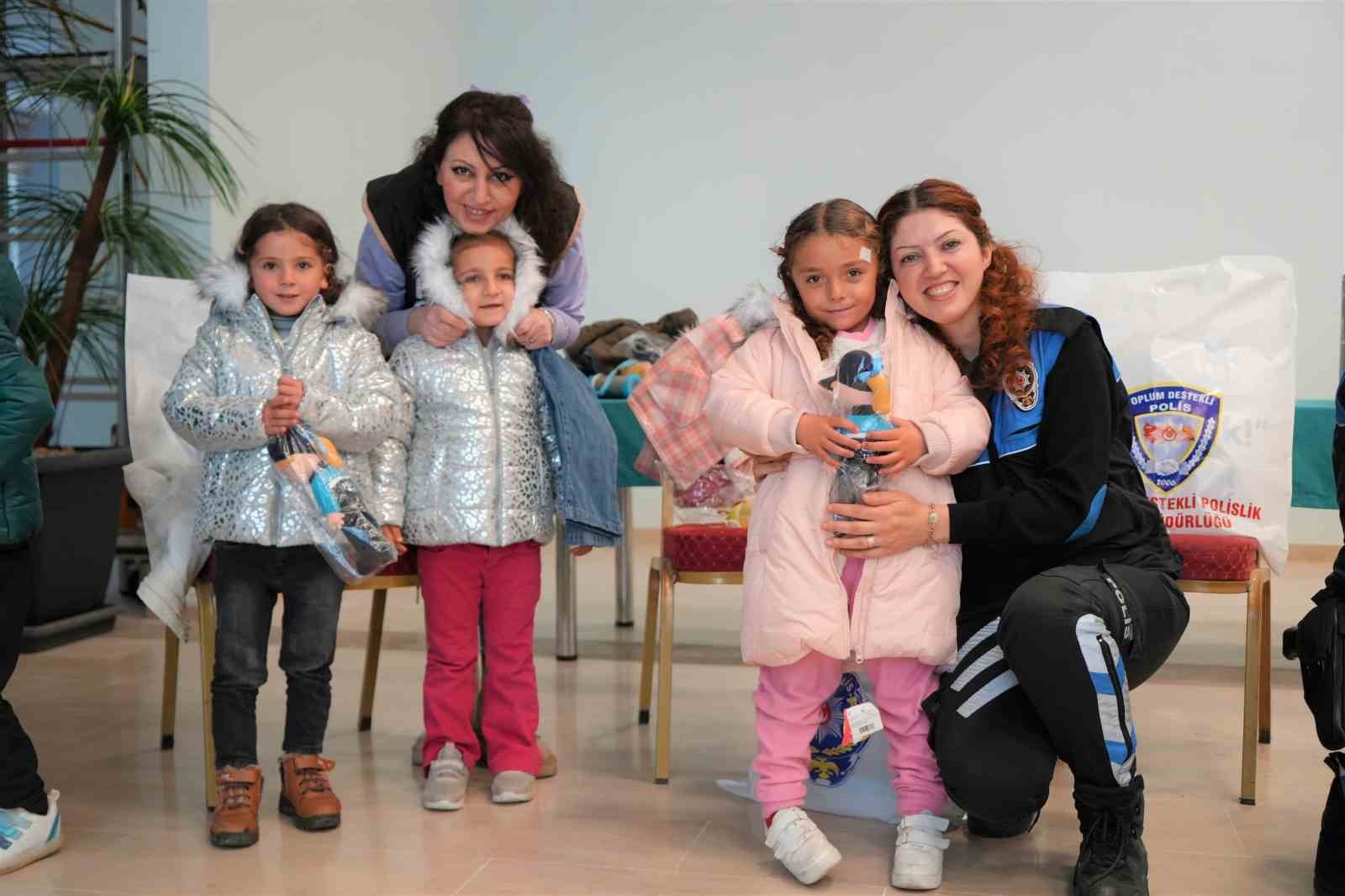 Muş polisi, &ccedil;ocuklara sinema keyfi yaşattı
