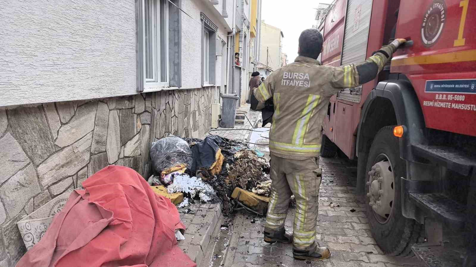 Yanan evden 2 çocuğu itfaiye ekipleri kurtardı
