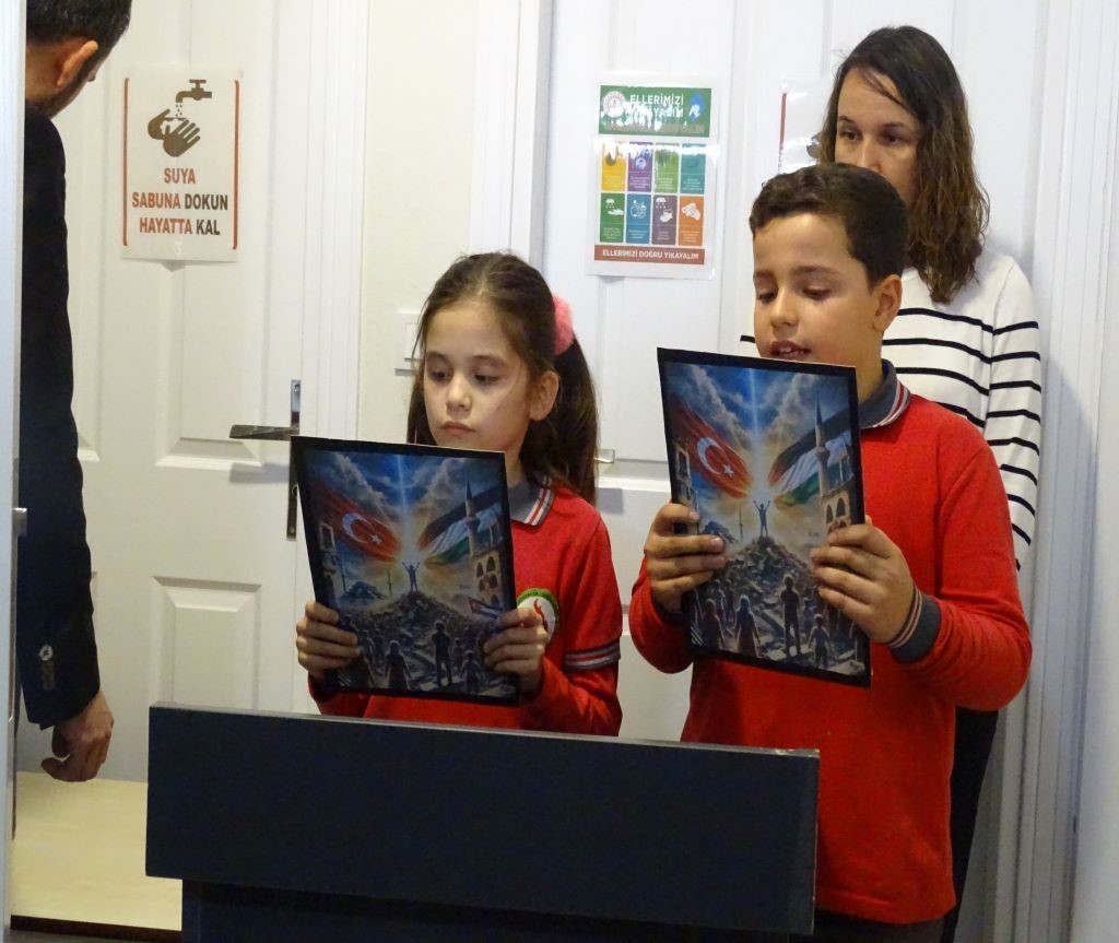 Havran Temaşalık İlkokulunda "&Ccedil;ocuk G&ouml;z&uuml;yle Filistin" resim sergisi a&ccedil;ıldı
