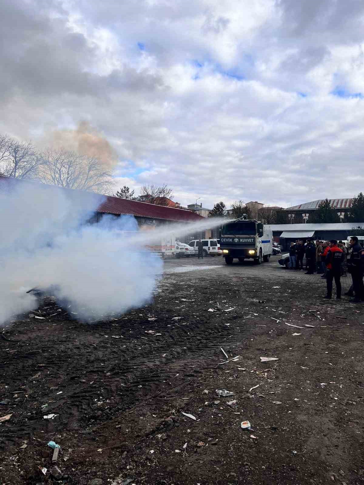 Kars&rsquo;ta polise afet farkındalık ve yangın eğitimi verildi
