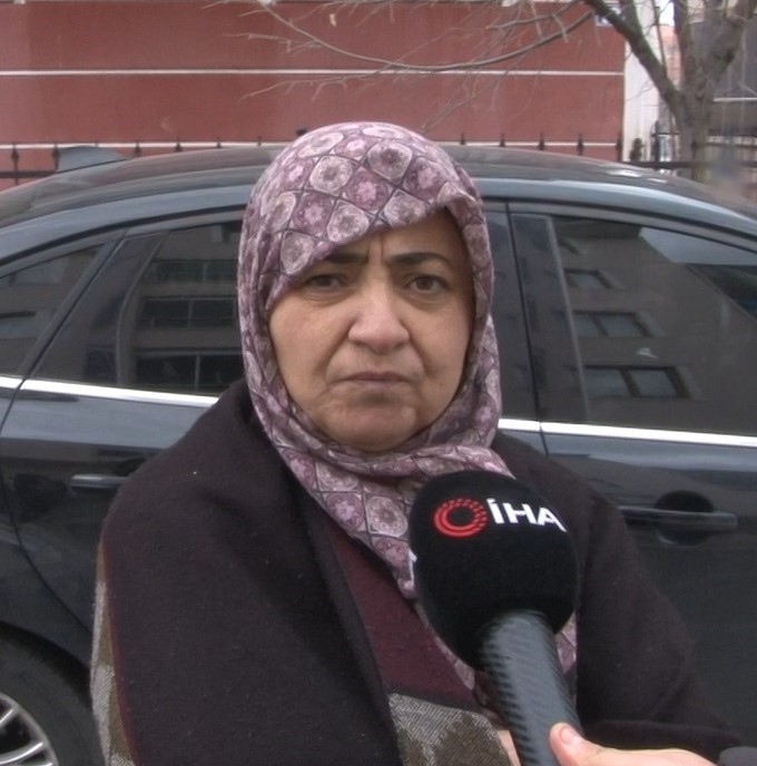 Eşini ve kendi arkadaşını bı&ccedil;aklayarak &ouml;ld&uuml;rd&uuml;
