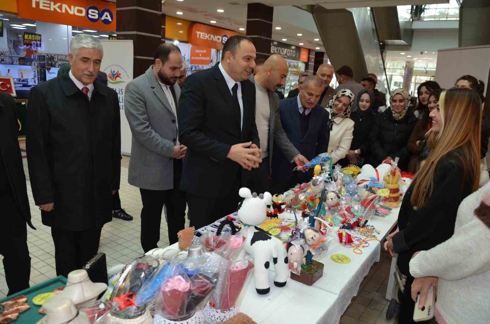 Tatvan&rsquo;da &ldquo;El Sanatları Sergisi&rdquo; a&ccedil;ıldı
