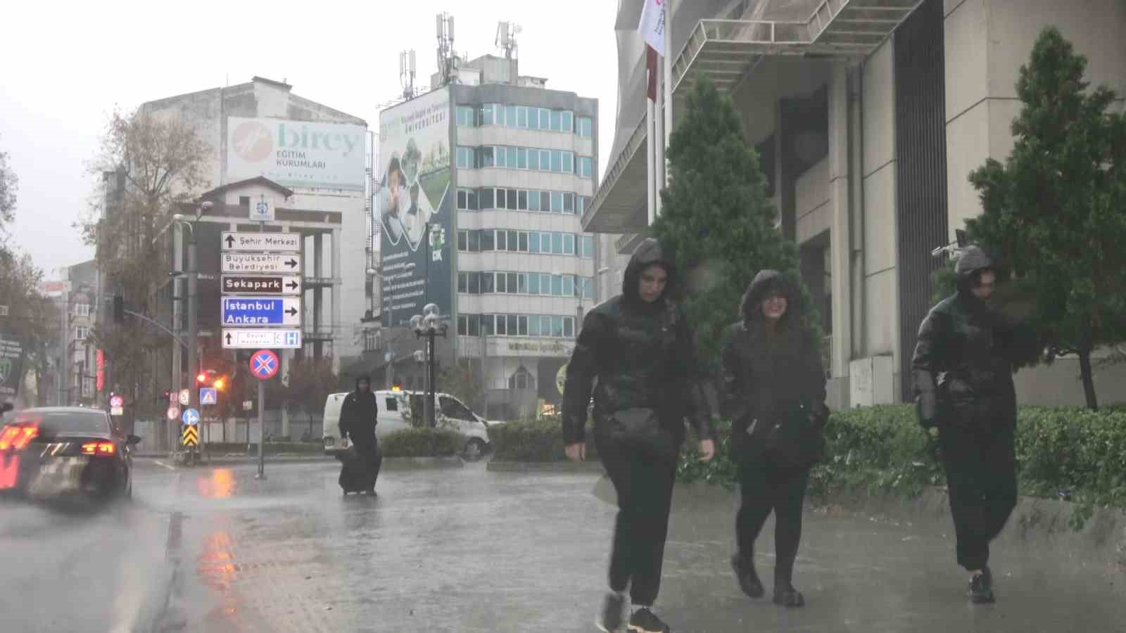 Kocaeli&rsquo;de sağanak g&uuml;nl&uuml;k yaşamı olumsuz etkiledi
