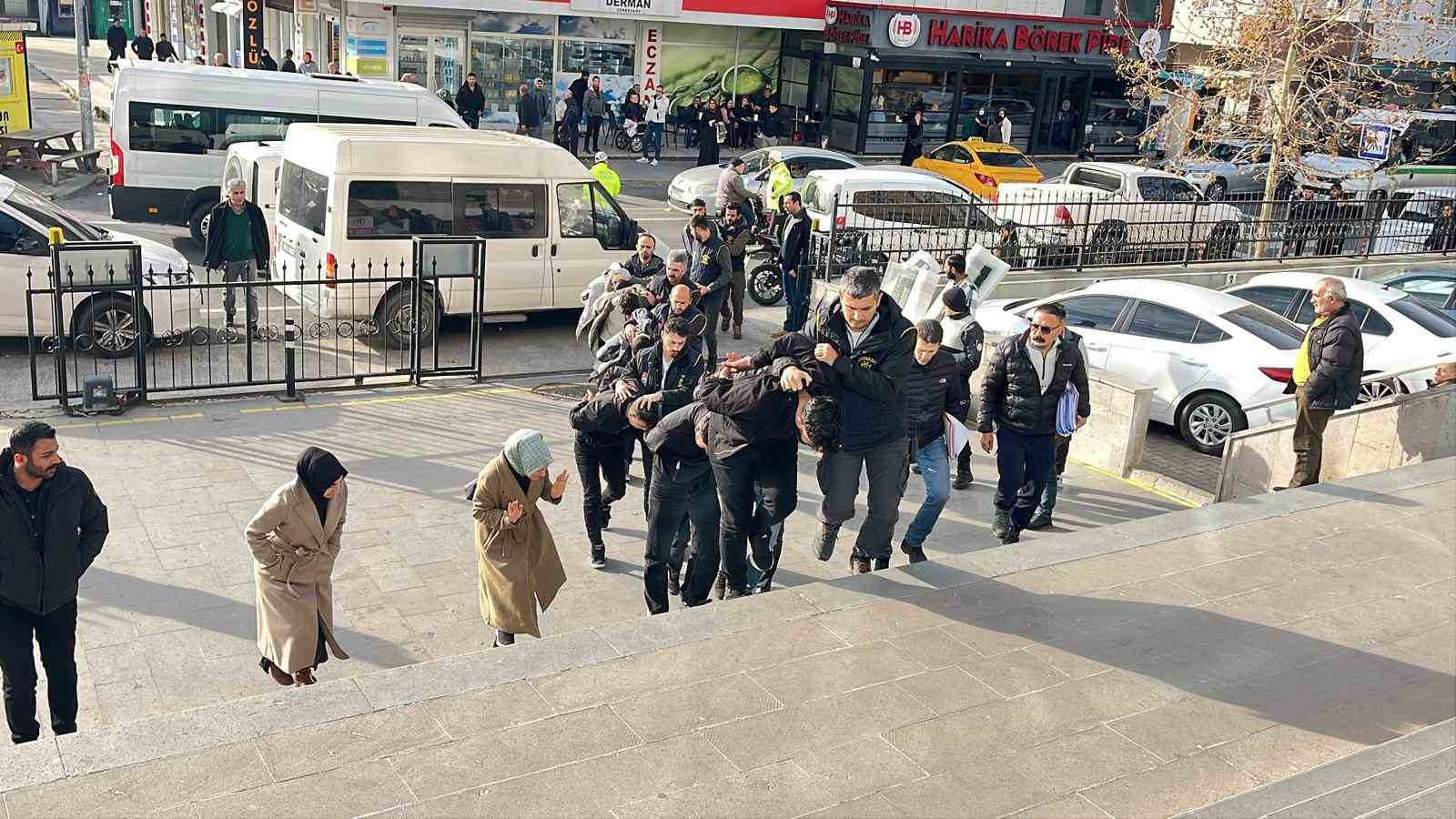 Polis kılığına giren çete 25 milyon TL dolandırıcılık yaptı, 8 kişi tutuklandı
