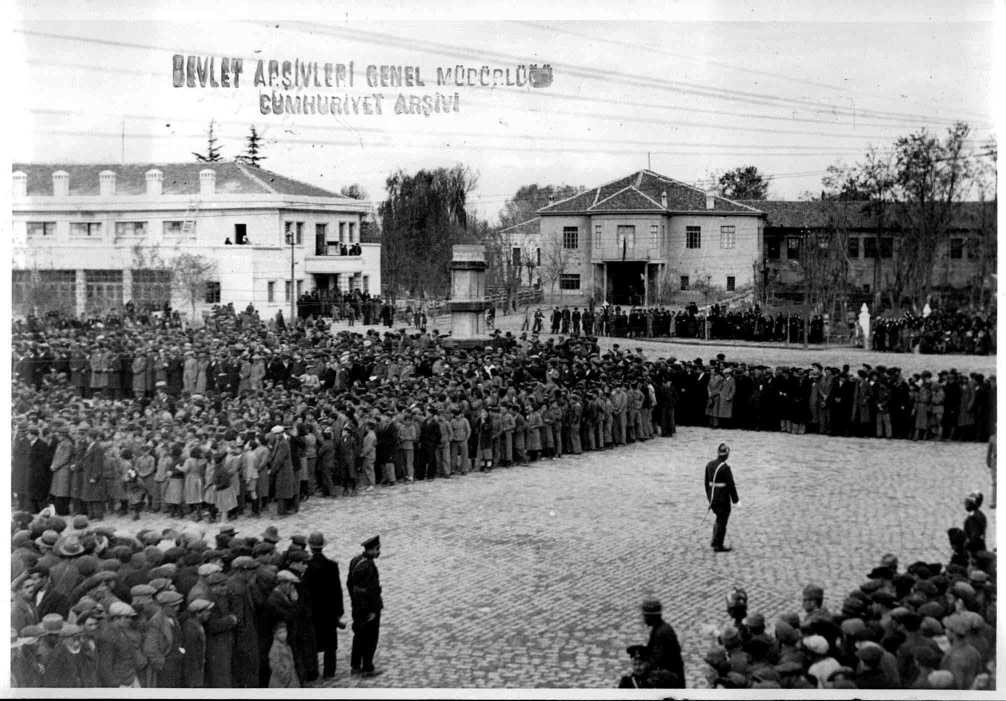 Atatürk için 21 Kasım 1938’de yapılan resmi cenaze töreninin fotoğrafları gün yüzüne çıktı
