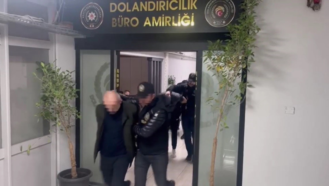 İzmir’de düşük ayarlı altınlarla kuyumcuları dolandırdılar
