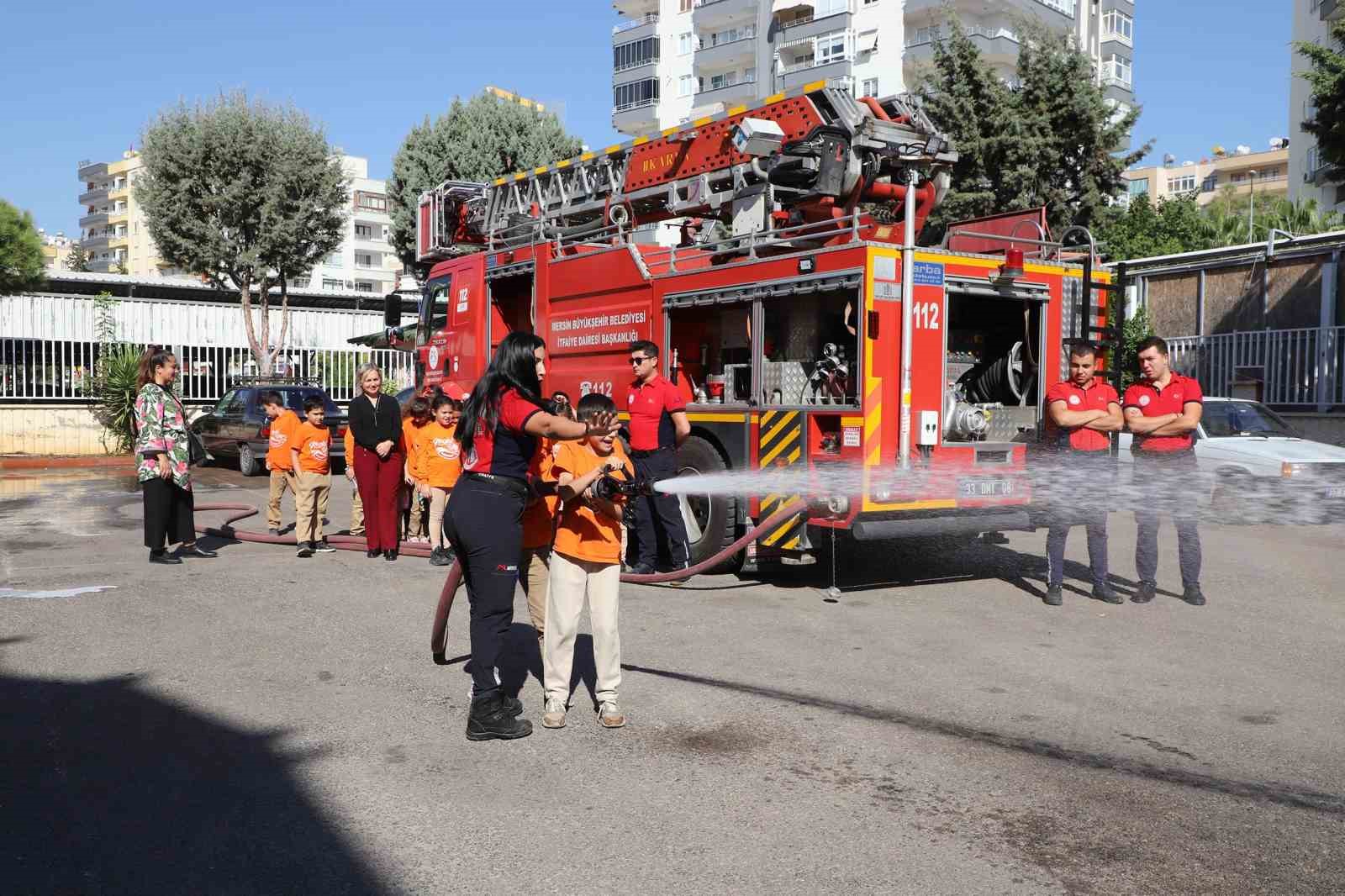 Mersin İtfaiye Teşkilatı öğrencileri ağırladı
