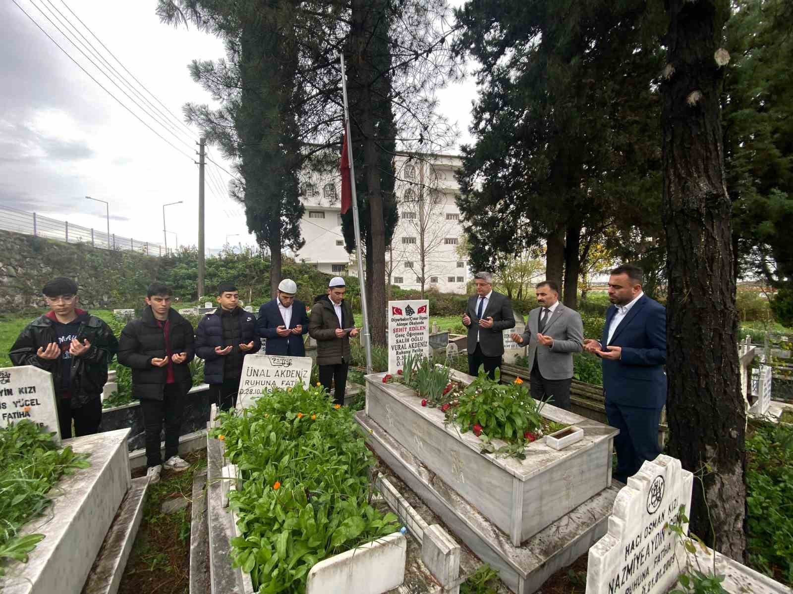 Şehit Öğretmen Vural Akdeniz, kabri başında anıldı