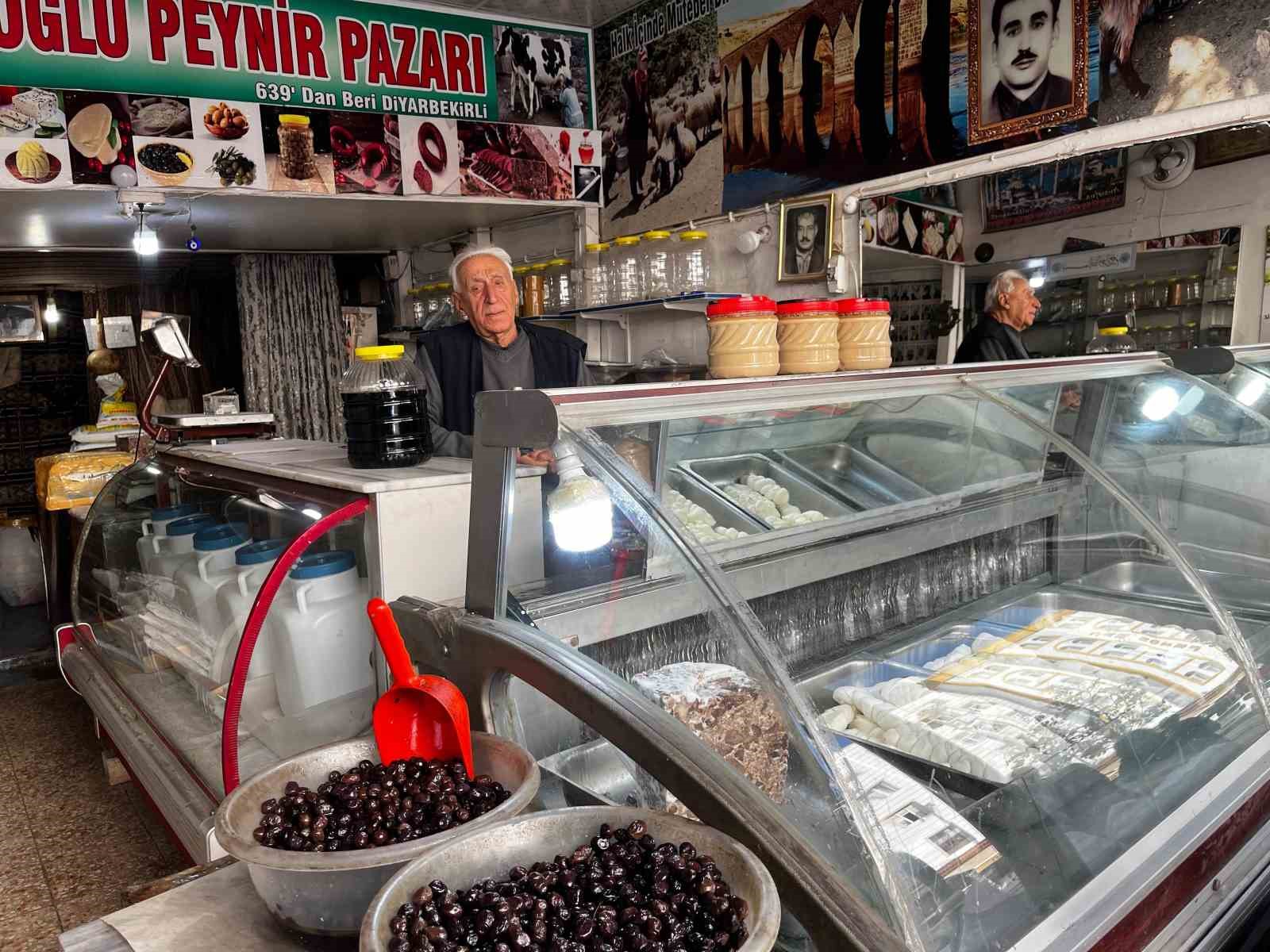 Diyarbakır’da 90 yaşındaki esnaf köy peynirlerini toplayıp müşterilerine satıyor