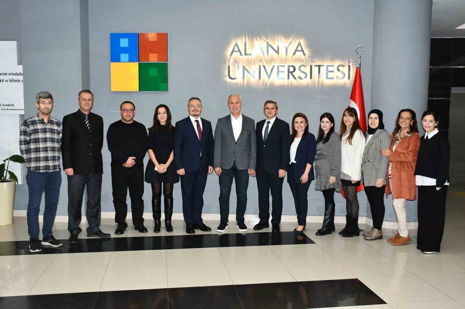 Alanya Üniversitesi’nden başkan Özçelik’e destek plaketi
