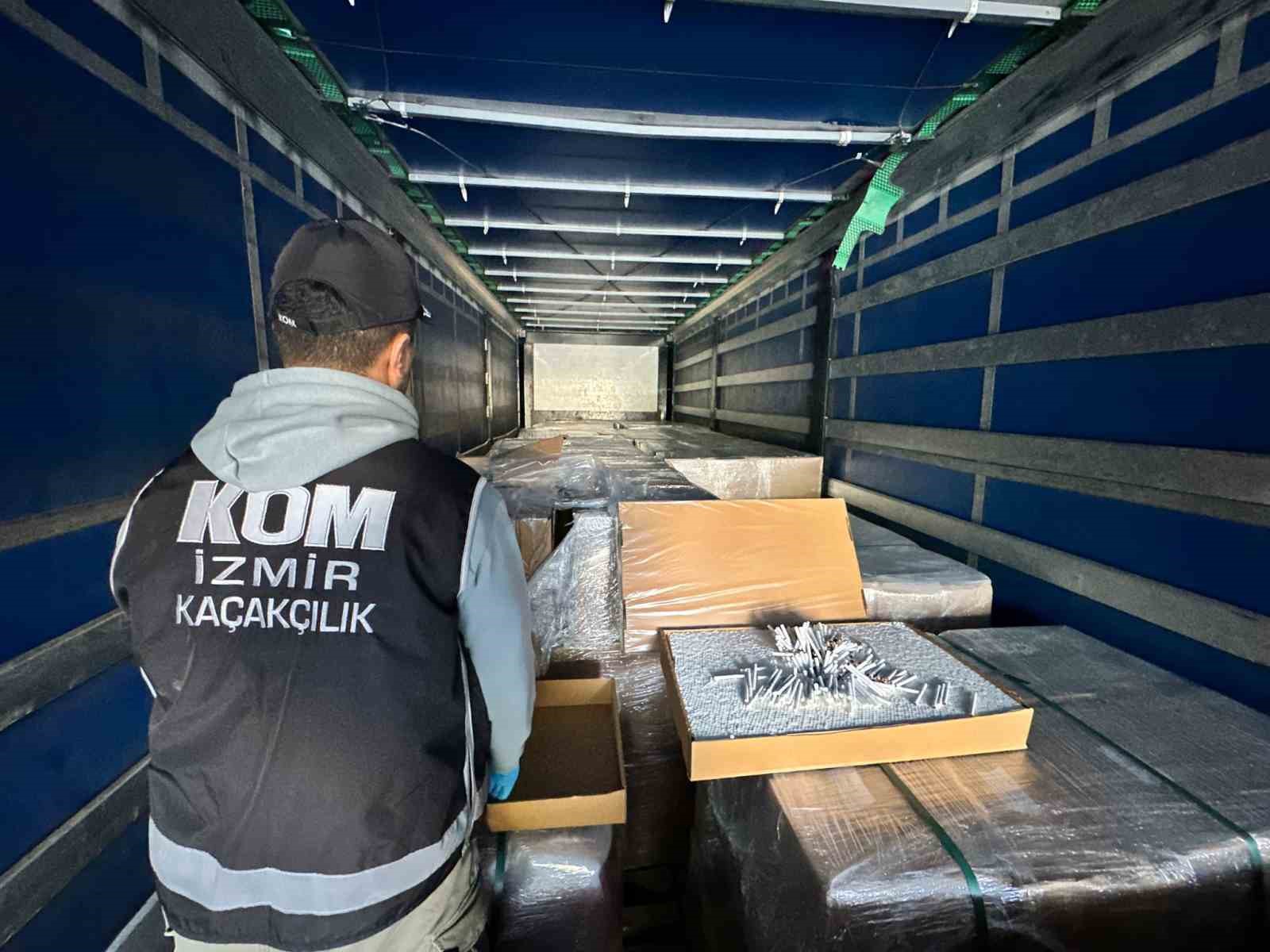 Tuz ruhu kolilerinden 4 milyon liralık kaçak makaron çıktı