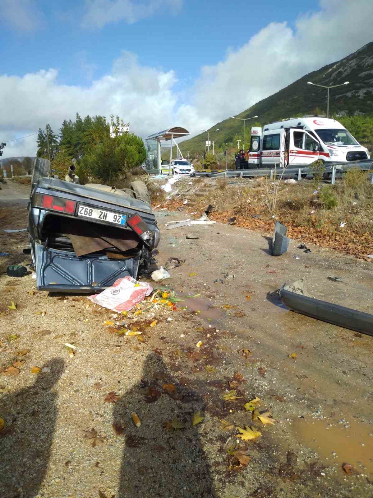 Fiat Tofaş otomobil kağıt gibi ezildi: 3 yaralı
