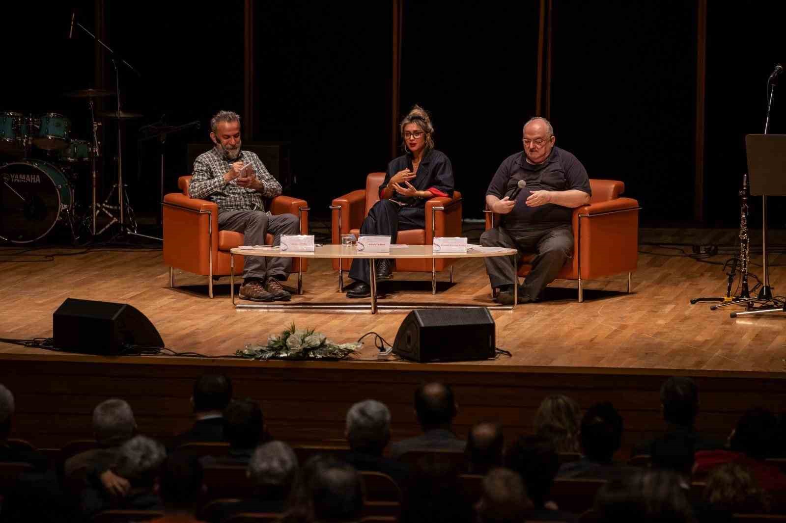 Başkan Tugay Edebiyat Festivali’ni şiirle açtı