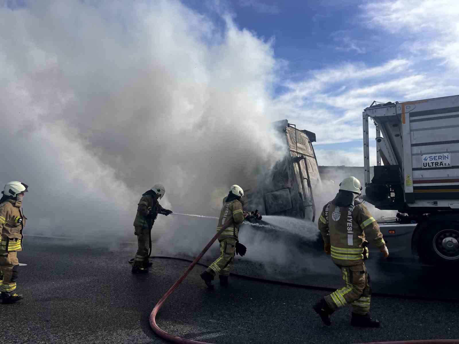 Kuzey Marmara Otoyolu’nda tekerleği patlayan tır alev aldı