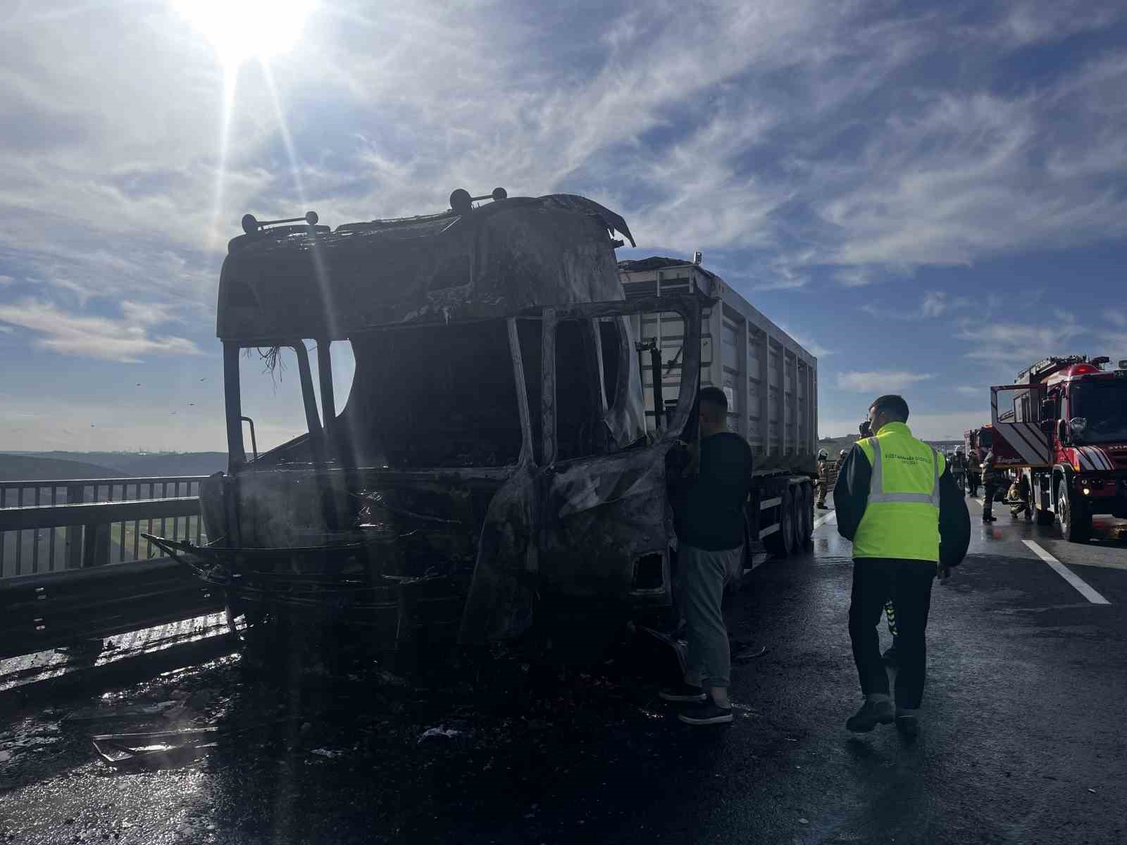 Kuzey Marmara Otoyolu’nda tekerleği patlayan tır alev aldı
