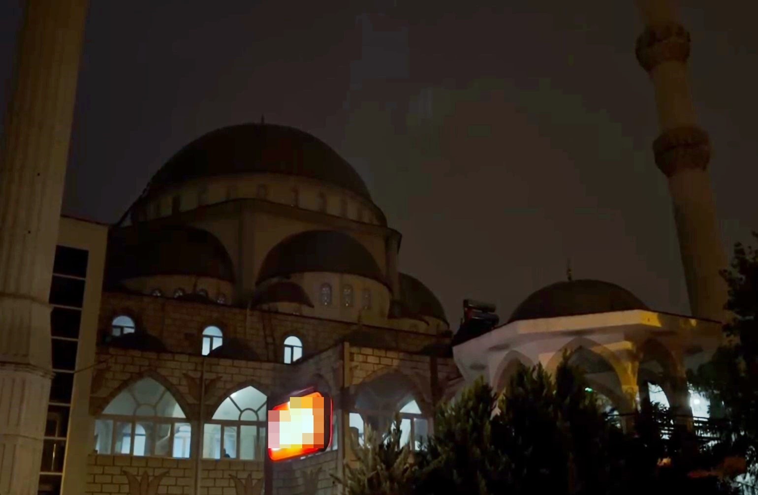 Müezzin ve cemaati camiye sokmayan eli bıçaklı şahıs, cemaat tarafından taşla kovalandı
