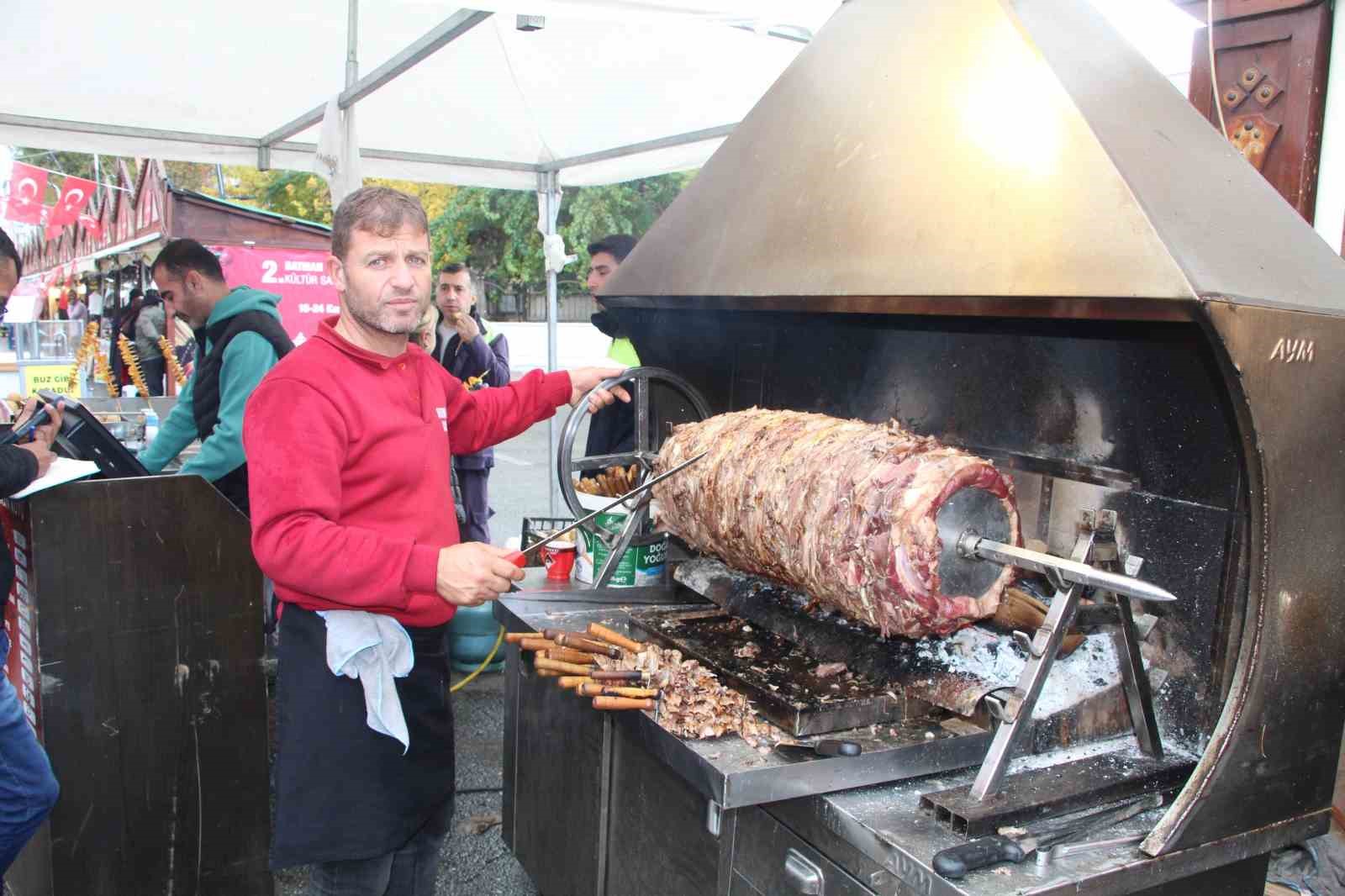 Batman’da gastronomi festivalinde Erzurum çağ kebabına yoğun ilgi