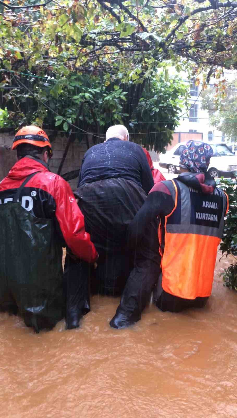 Evde mahsur kalan yaşlı adam ile kızı ve oğlu kurtarıldı
