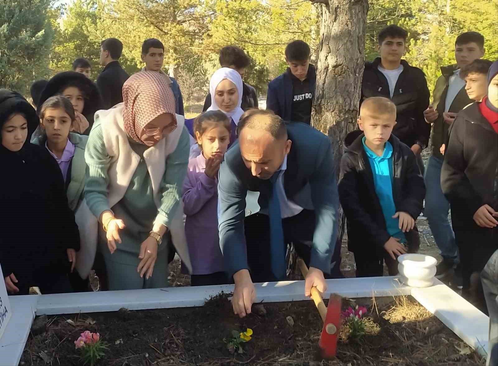 Hisarcık’ta vefat eden öğretmenlerin mezarları ziyaret edildi
