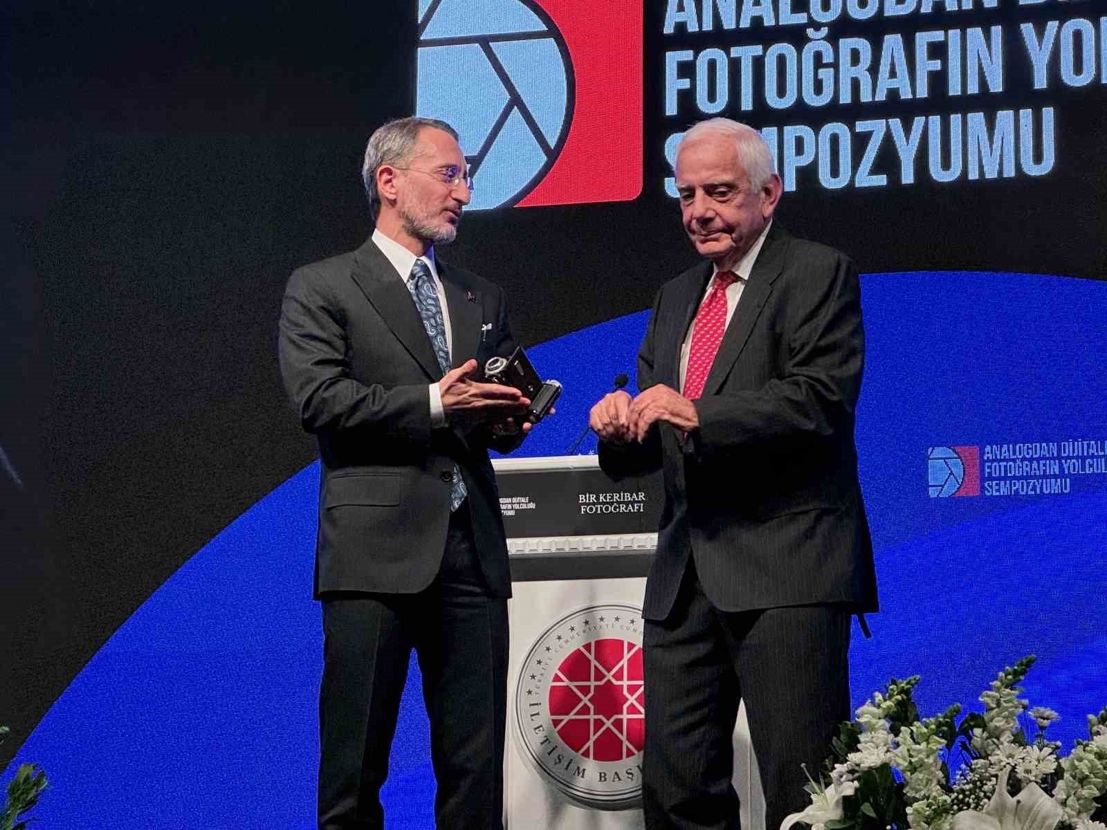 İletişim Başkanı Altun, "İzzet Keribar Fotoğraf Sergisi" ve "Analogdan Dijitale Fotoğrafın Yolculuğu Sempozyumu"na katıldı
