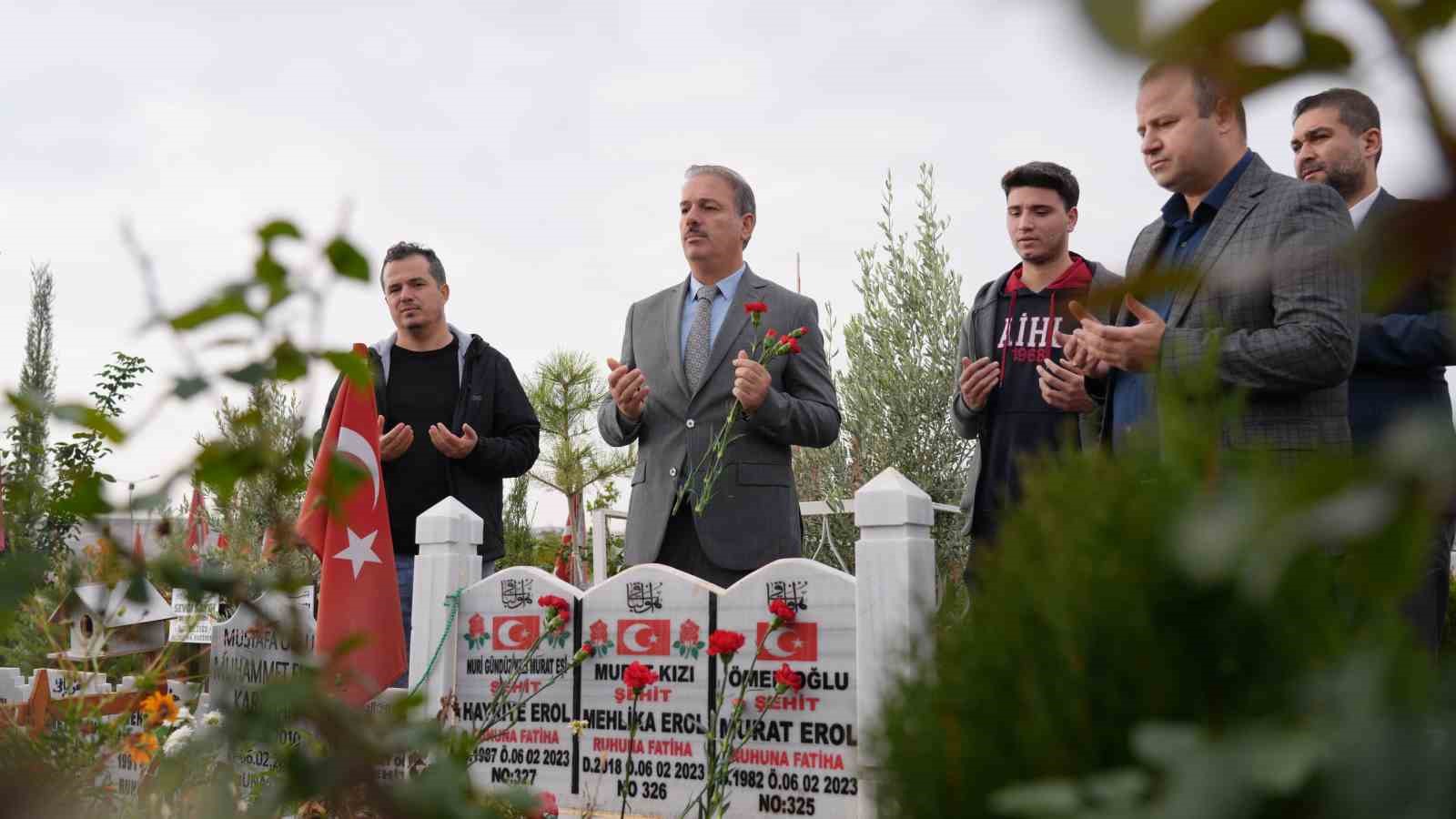 Depremde hayatını kaybeden &ouml;ğretmenler i&ccedil;in dua edildi
