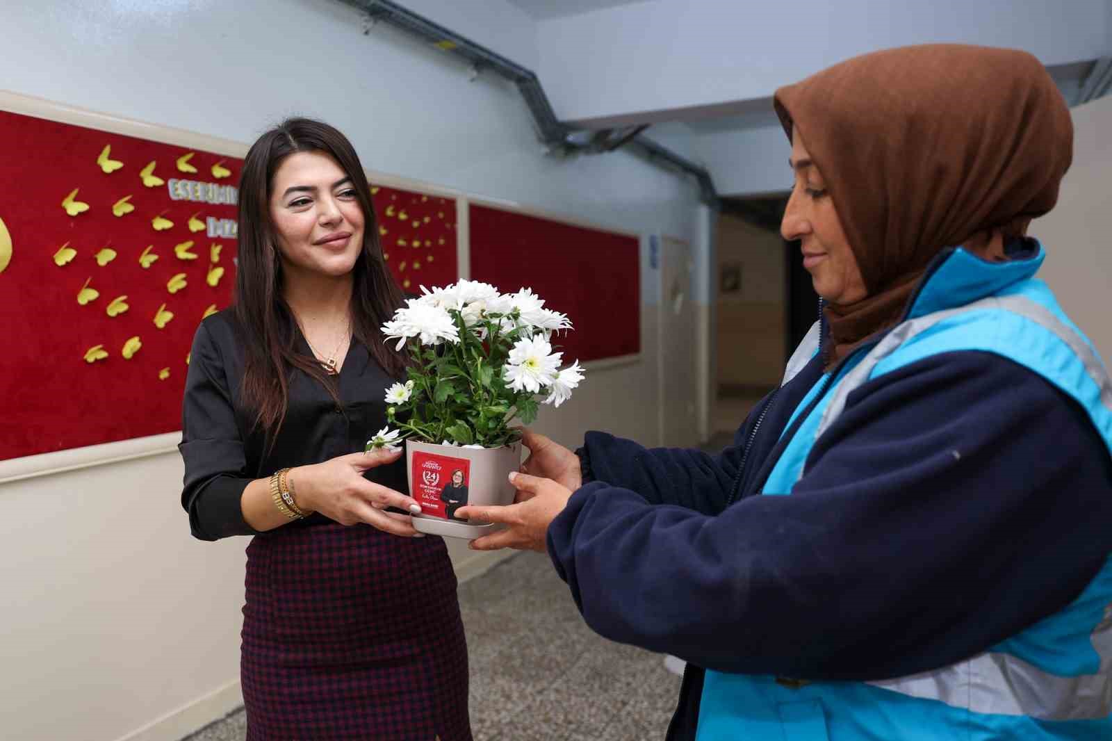 Gaziantep&rsquo;te &ouml;ğretmenler g&uuml;n&uuml; &ccedil;i&ccedil;eklerle kutlandı
