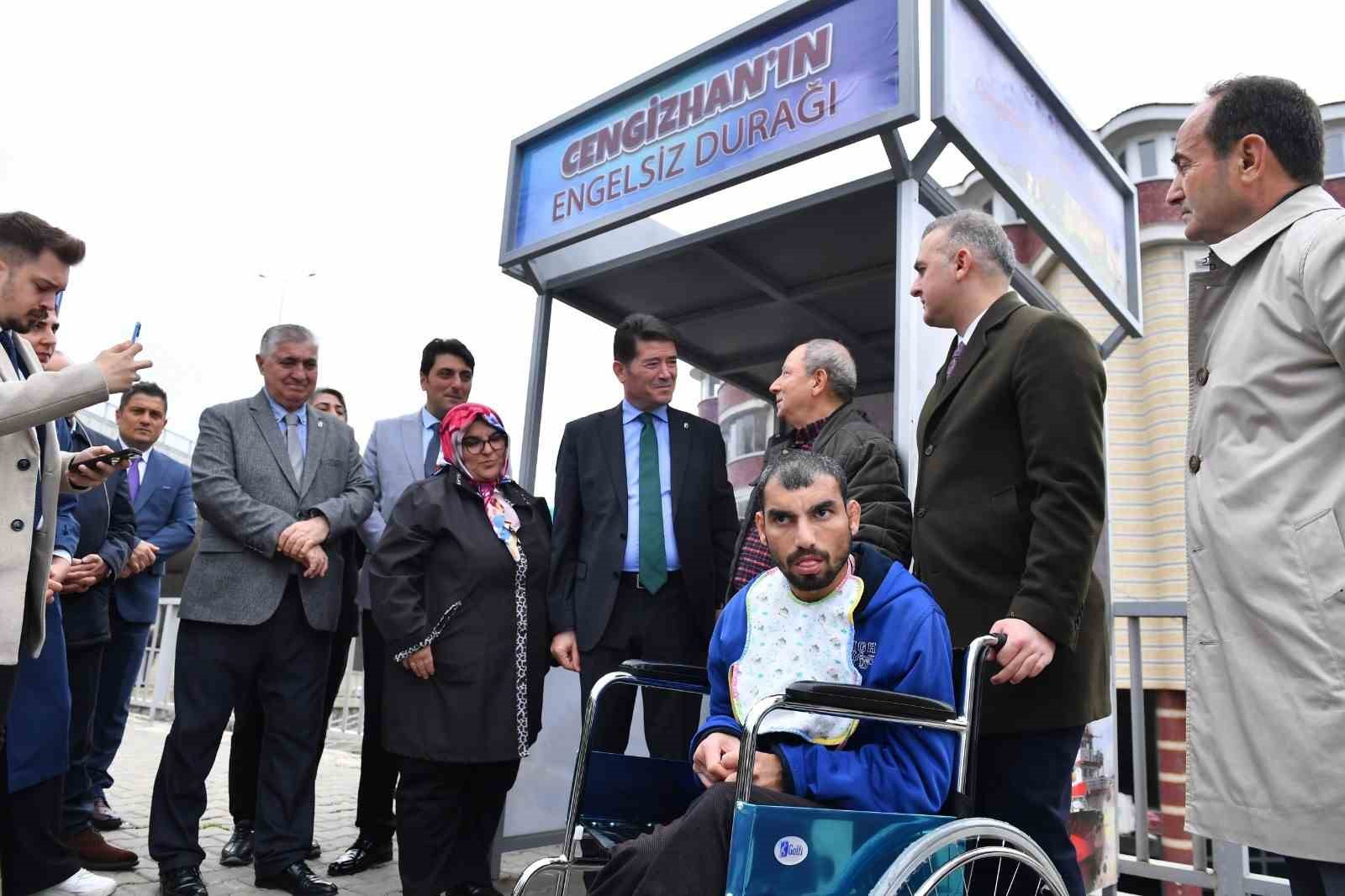 Yol kenarında ara&ccedil;ları izlemeyi seven engelli Cengizhan i&ccedil;in &lsquo;Cengizhan&rsquo;ın Engelsiz Durağı&rsquo; isimli durak yapıldı
