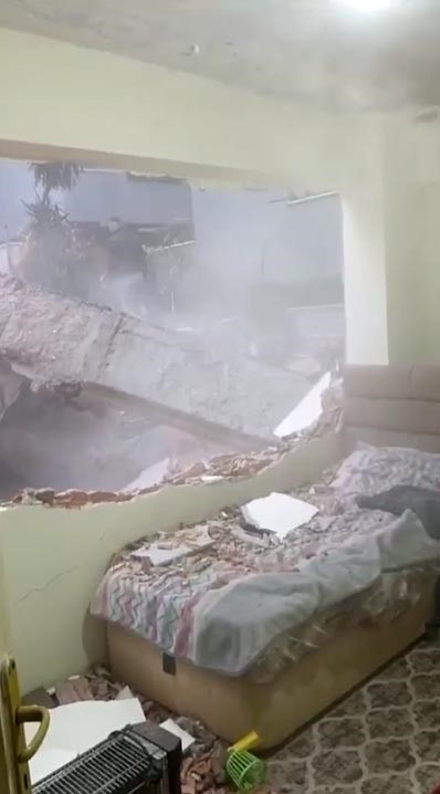 Bahçelievler’deki kentsel dönüşüm için yıkılan bina, yan binanın duvarına zarar verdi